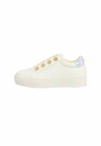 Zapatilla de piel blanca con suela plana, que presenta cinco botones de metal dorados en el lateral y un acento brillante iridiscente en el talón.