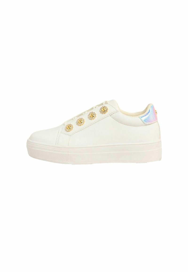 Zapatilla de piel blanca con suela plana, que presenta cinco botones de metal dorados en el lateral y un acento brillante iridiscente en el talón.
