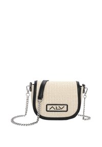 Borsa a spalla beige intrecciata con dettagli in pelle nera, una tracolla in catena argentata e una chiusura a pattina con una toppa nera con logo.