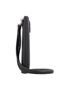 Sac en cuir noir texturé avec un profil mince, une sangle réglable et des éléments en métal argenté ; il dispose d'une fermeture éclair et d'une surface lisse.