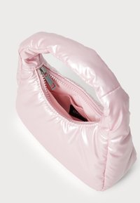 Sac à main rembourré rose avec une texture brillante, une poignée ronde et une fermeture éclair en argent. Intérieur doublé de tissu doux, avec une étiquette à l'intérieur.