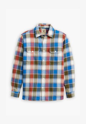 Camicia a quadri nei colori blu, rosso, bianco e verde oliva, con due tasche sul petto, chiusura a bottoni e un classico design del colletto.