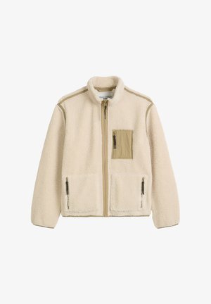 Beige Fleecejacke mit einem Frontreißverschluss, ausgestattet mit zwei unteren Reißverschlusstaschen und einer Brusttasche aus einem kontrastierenden hellbraunen Stoff.