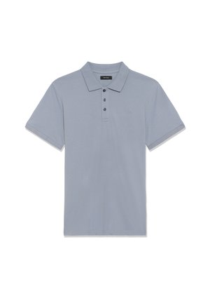 Polo bleu clair à manches courtes avec trois boutons et un col classique, présenté sur un fond blanc.