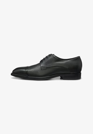 Scarpa da uomo Oxford in pelle nera con punta sagomata e allacciatura chiusa, mostrata di lato su sfondo bianco.