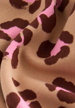 Brauner Stoff mit unregelmäßigen Leopardenflecken in Pink und Dunkelbraun, in sanften Falten präsentiert.