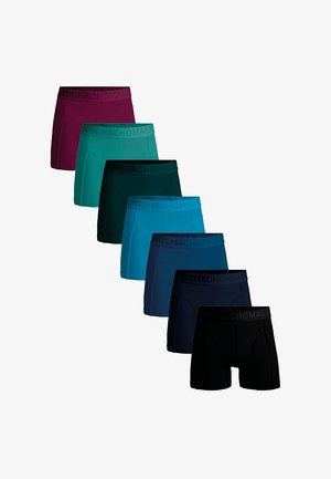 Hét darabos boxer sort tartalmazó készlet különböző színekben: burgundi, türkiszkék, sötét türkiszkék, aqua, sötét zöld, tengerészkék és fekete, rugalmas logós derékkal.
