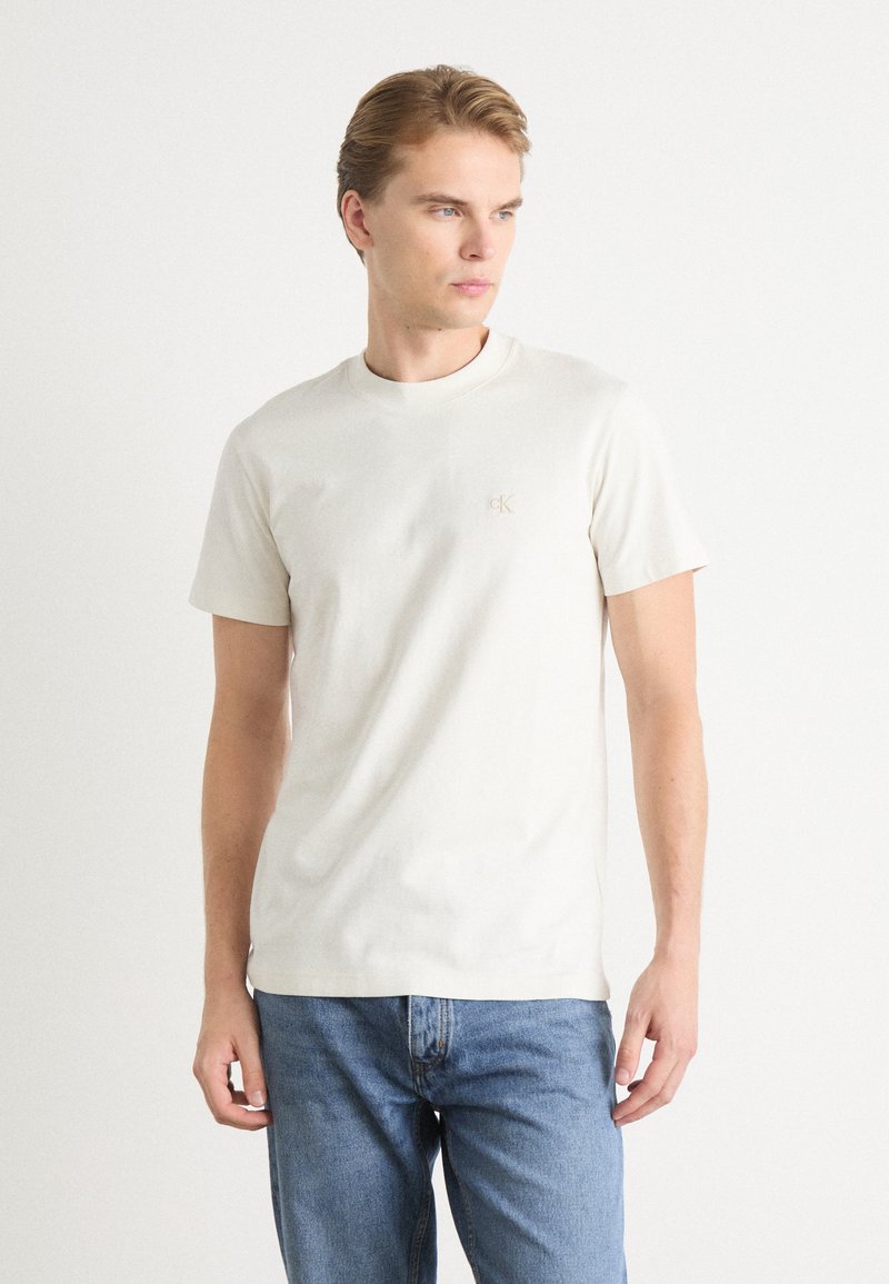 Calvin Klein Jeans HEAVY REGULAR - Jednoduché tričko - ivory
