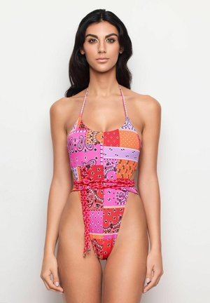 Multifarbiger Halter-Swimsuit mit einem Patchwork-Design und Paisleymustern, einem tiefen Ausschnitt und einem geflochtenen Taillenzug.
