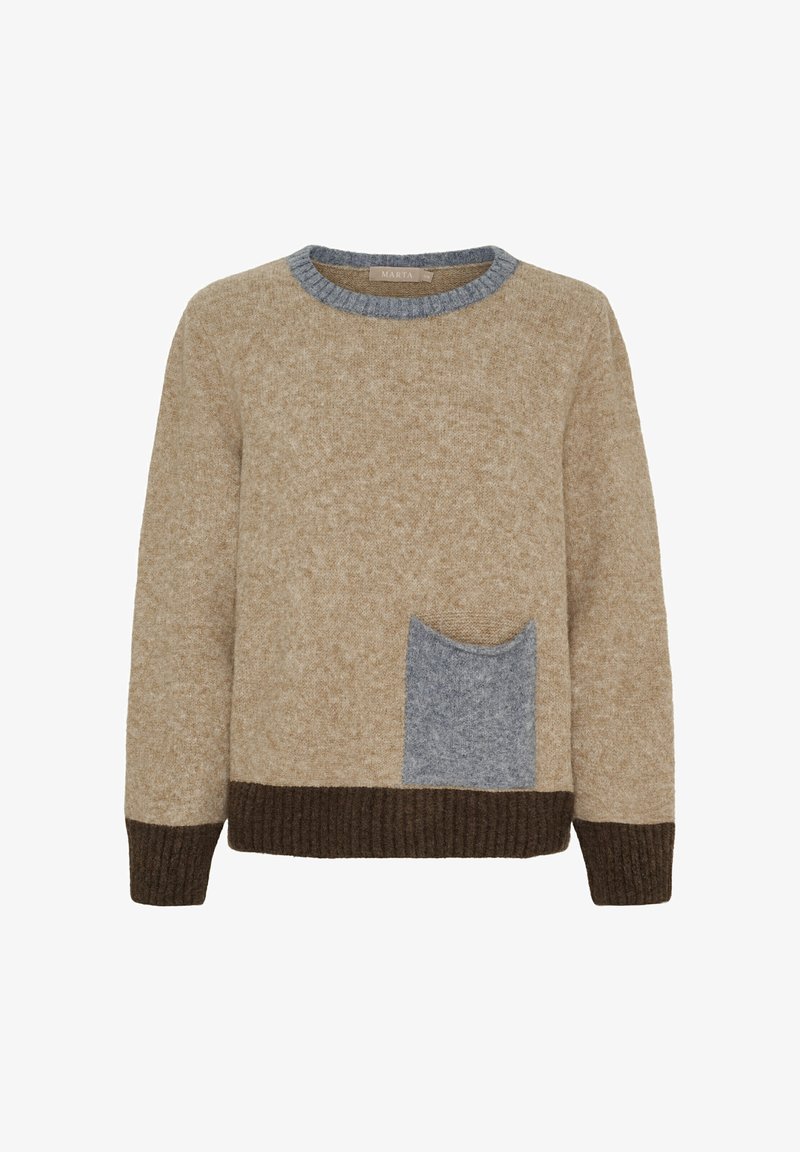Beige uldsweater med mørkebrune kanter og manchetter, grå rundt halsudskæring og en grå lappelomme på forsiden til højre.