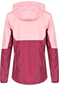 Chaqueta resistente al agua con capucha, diseño a dos tonos en rosa y burdeos, con textura suave y detalles reflectantes en los hombros.