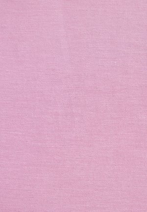 Tessuto rosa chiaro con una trama liscia e una tessitura uniforme e regolare. Non sono visibili modelli o accenti notevoli.