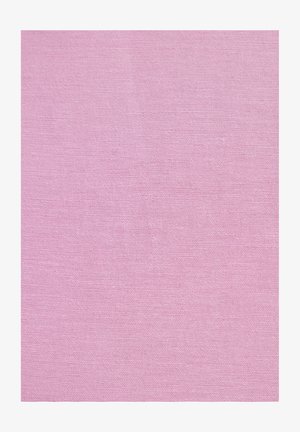 Tessuto rosa chiaro con una trama liscia e una tessitura uniforme e regolare. Non sono visibili modelli o accenti notevoli.