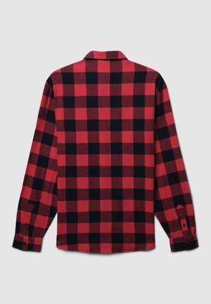 Czarna i czerwona koszula flanelowa w kratę z długim rękawem, pokazana z tyłu z zapiętymi mankietami i kołnierzem, leżąca na jasnej powierzchni.