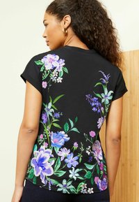 Love & Roses PETITE FIT - V-NECK  - Apdrukāts T-krekls - black floral