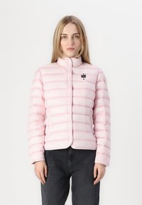 Giacca imbottita rosa chiaro con motivo a righe orizzontali, colletto alto, bottoni a scatto e una piccola etichetta con logo sul davanti.