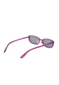 Fioletowe plastikowe okulary przeciwsłoneczne o kocim kształcie, z szarymi soczewkami i smukłymi zausznikami. Ramki zdobi metalowy zawias.