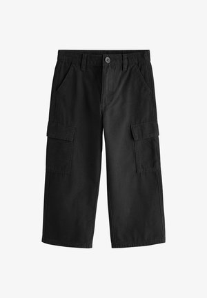 Pantaloni cargo neri a gamba larga con chiusura a bottoni, passanti per cintura, tasche laterali e grandi tasche a patta su entrambe le gambe.