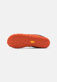 Vibram đon na tanga u narančastoj boji s teksturiranim uzorkom za grip, s crnim gornjim dijelom. Izdržljiva guma s heksagonalnim uzorkom profila.