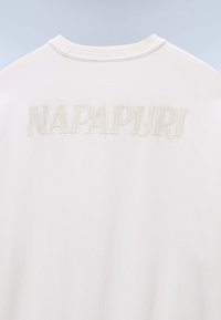 Λευκό βαμβακερό T-shirt με ανάγλυφο, κεντημένο λογότυπο "NAPAPIURI" στην πλάτη, με κλασικό στρογγυλό λαιμό.