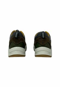 Sneaker marrone e verde con suola bianca testurizzata. Presenta una parte superiore nera, dettagli gialli e un gancio striato sul retro.