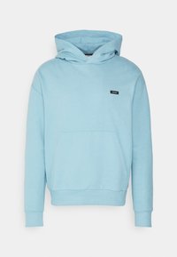 Felpa leggera azzurra realizzata in morbido cotone. Presenta una tasca frontale, polsini a coste e una piccola etichetta nera del marchio sul petto.