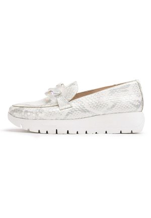 Białe buty typu slip-on w wężowy wzór o niskim profilu, z dekoracyjnym przezroczystym łańcuszkiem i teksturowaną gumową podeszwą.