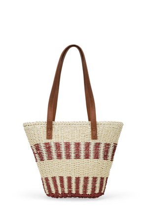 Borsa a tracolla in paglia intrecciata con un motivo a righe crema e rosso, rinforzata con manici in pelle marrone e un design a bocca aperta spaziosa.