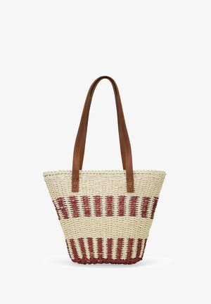 Borsa a tracolla in paglia intrecciata con un motivo a righe crema e rosso, rinforzata con manici in pelle marrone e un design a bocca aperta spaziosa.