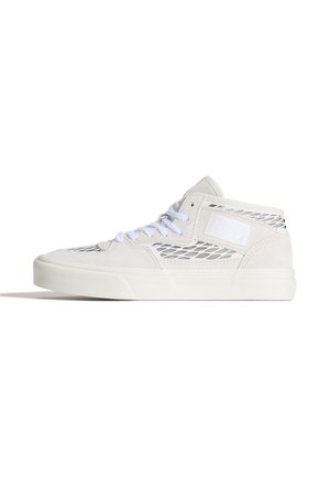 Weißer High-Top-Sneaker mit Mesh-Einsätzen, weißen Schnürsenkeln und einer dicken Gummisohle, von der Außenseite auf weißem Hintergrund gezeigt.