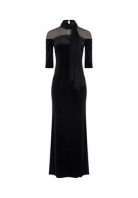 Zwarte fluwelen jurk met korte mouwen, een doorschijnend bovenlijfje en een lange, vloeiende sjaal die aan de nek is gestrikt; slanke, aansluitende silhouet.