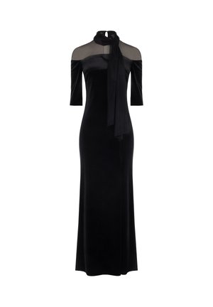 Zwarte fluwelen jurk met korte mouwen, een doorschijnend bovenlijfje en een lange, vloeiende sjaal die aan de nek is gestrikt; slanke, aansluitende silhouet.