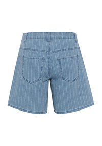 Jeansshorts i ljusblått, med mönster av vertikala vita ränder. Inkluderar två bakfickor och en midjeband.