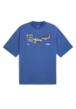 Plava pamučna majica s grafičkim dizajnom u crno-bijelim kariranim i apstraktnim uzorcima. Kratki rukavi i okrugli izrez.