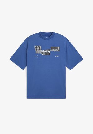 Niebieska bawełniana koszulka z graficznym wzorem w szkocką kratę i abstrakcyjne wzory w czerni i bieli. Krótkie rękawy i okrągły dekolt.