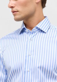 Gestreepte overhemd in lichtblauw en wit, met een spread collar, knoopsluiting en gladde katoenen stof met een slim fit ontwerp.