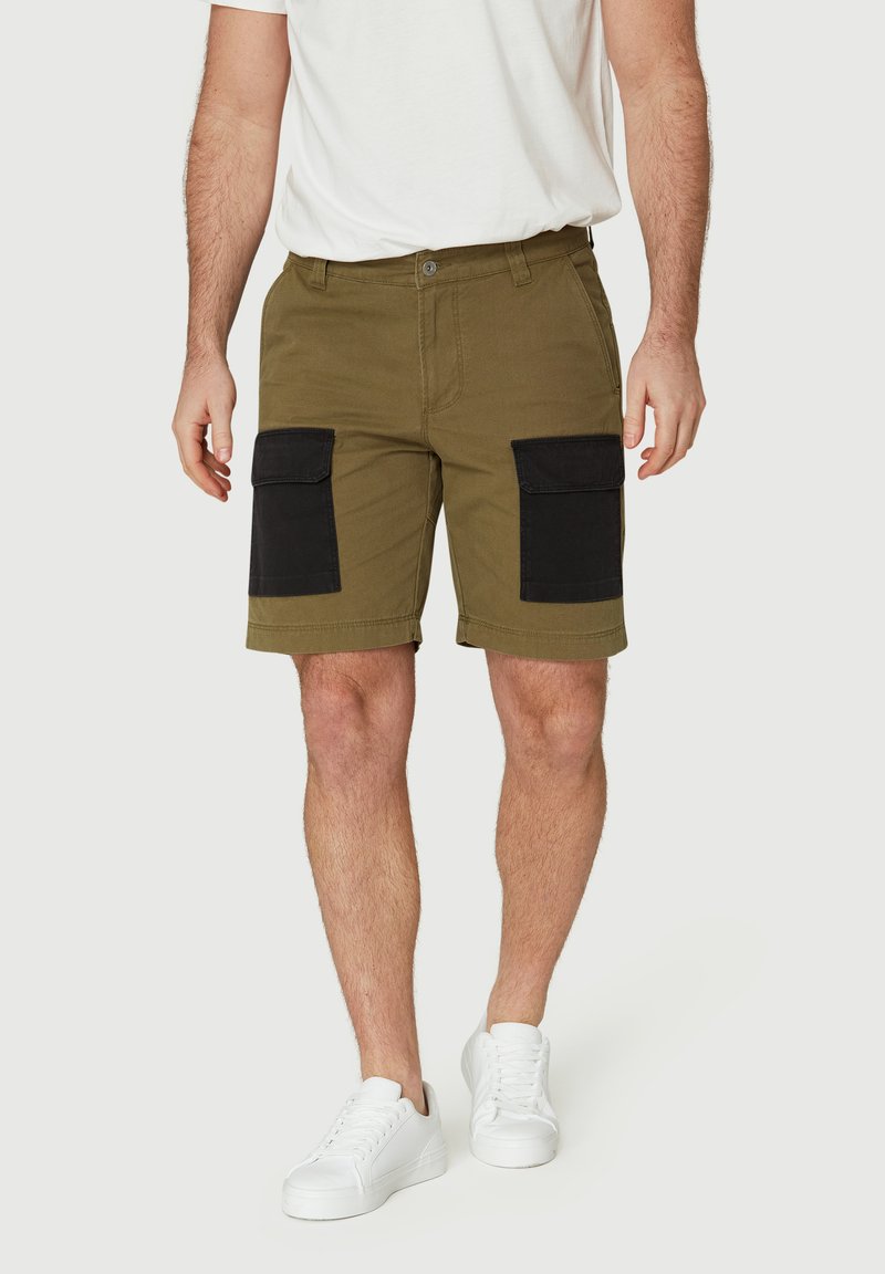 Pantalones cortos cargo en verde oliva con bolsillos frontales negros, hechos de una mezcla de algodón, con cierre de botón y corte recto.