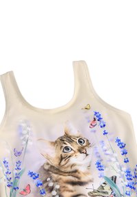 Tanktop van een lichte crèmekleurige stof met een gedrukt ontwerp van een kat omringd door blauwe bloemen en kleurrijke vlinders.
