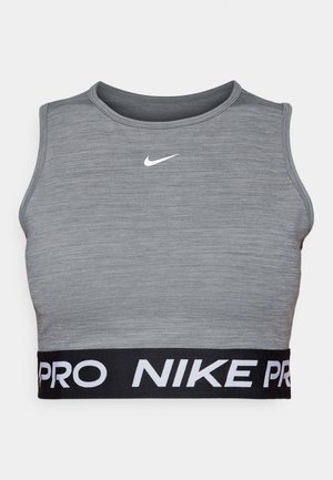 Sivina športna crop majica z gladko teksturo, okroglim izrezom in črnim pasom s tiskom "NIKE PRO" v belem.
