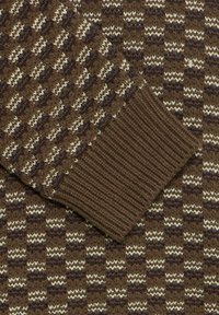 Pull en tricot marron avec un design texturé et à motifs en marron clair et marron foncé. Présente une manche à poignets côtelés.