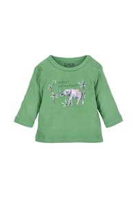 Groene babyshirt met lange mouwen en drukknoopjes op de schouder, met een illustratie van een olifant en een palmboom en de tekst "safari avontuur".