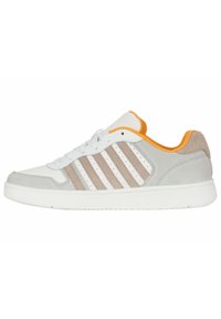 Sneaker blanc avec des accents en suède gris, un col orange et un design à trois rayures grises. Il présente des détails perforés et une semelle en caoutchouc blanc.
