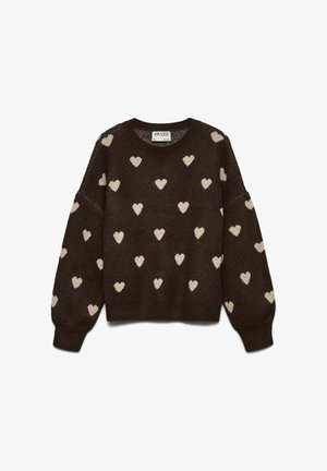 Brązowy sweter dziewiarski z białymi wzorami w serca, okrągłym dekoltem oraz luźnymi, długimi rękawami. Miękka tekstura z prążkowanymi mankietami i dołem.