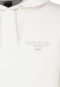 Weißer Kapuzenpullover mit Kordelzug, mit bedrucktem Text: "URBAN EDITION ONLY THE REAL ONES SUBLEVEL Collection." Weiches Material.