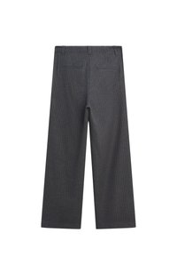Pantaloni a gamba larga in tessuto grigio scuro con sottili righe verticali. Presentano due tasche posteriori e una texture liscia.