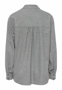 Chemise grise à manches longues avec empiècement au dos, plis froncés sous l'empiècement, poignets boutonnés et ourlet droit.