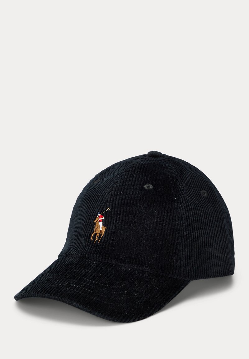 Gorra de béisbol de pana negra con logo bordado de jugador de polo en marrón, rojo y blanco en el centro delantero.