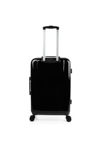 Maleta dura negra con acabado brillante, asa de aluminio extensible, cuatro ruedas giratorias y asas laterales para un fácil transporte.