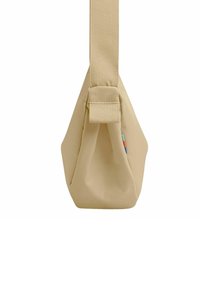 Bolsa de tela beige con forma triangular, que cuenta con una correa ancha y plana y una etiqueta colorida. Textura suave con un diseño simple.