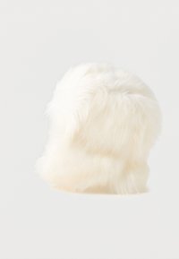 Vedierkový klobúk z umelého kožušiny v jemnej bielej farbe, s zaobleným tvarom a nadýchanou textúrou. Žiadne viditeľné kovové časti ani vzory.